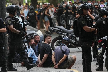 HAOS U ARGENTINI! Besne sukobi ispred Kongresa, Milej gura kapitalistički zakon!