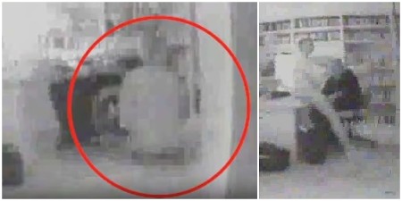 DEVOJKA KLEČI PORED EPSTINA, ON DRŽI NOGE NA STOLU: Ovo su snimci sa njegove skrivene kamere