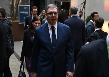 VUČIĆ SE SASTAO SA MINISTROM SPOLJNIH POSLOVA KINE U MINHENU: Vang Ji izašao ispred hotela da dočeka srpskog predsednika