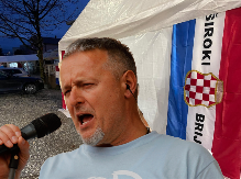 TOMPSONOVE ORGIJE U MESTU GDE SU UBIJALI SRBE I BACALI IH U JAME