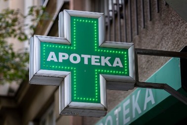  DECA OPLJAČKALA APOTEKU Policija reagovala, pa uh je privela