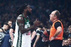 OZBILJAN SKANDAL U ATINI Opšti haos na terenu, Lesor krenuo da se tuče sa herojem Fenera (VIDEO)