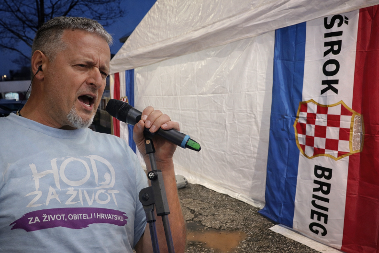 NI DECA NISU POŠTEĐENA: Na koncertu Tompsona publika uzvikivala ustaški pozdrav "Za dom spremni"