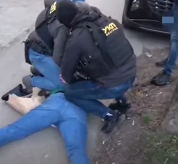 PRITVOR ZA MANIJAKA KOJI SE PIPAO PRED DECOM U PARKU Jednog dečaka udario motkom! 