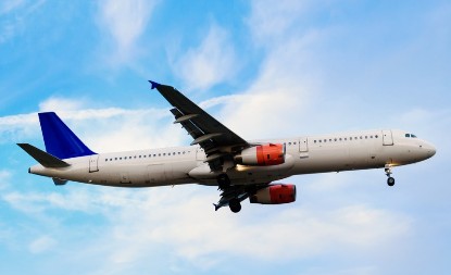 PUTNIK IM DAO "ČUDNE" BOMBONE, ONI POJELI Ubrzo je usledio šok za članove posade - odmah u bolnicu!