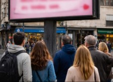 ''MARKO, RECI ŽENI, ILI ĆU...'' Poruka na bilbordu u Zrenjaninu ŠOKIRALA PROLAZNIKE! 