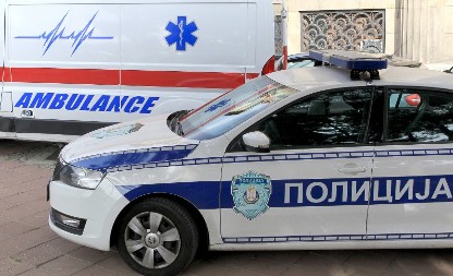  AUTOMOBIL NALETEO NA DETE Devojčica je od siline udara letela nekoliko metara