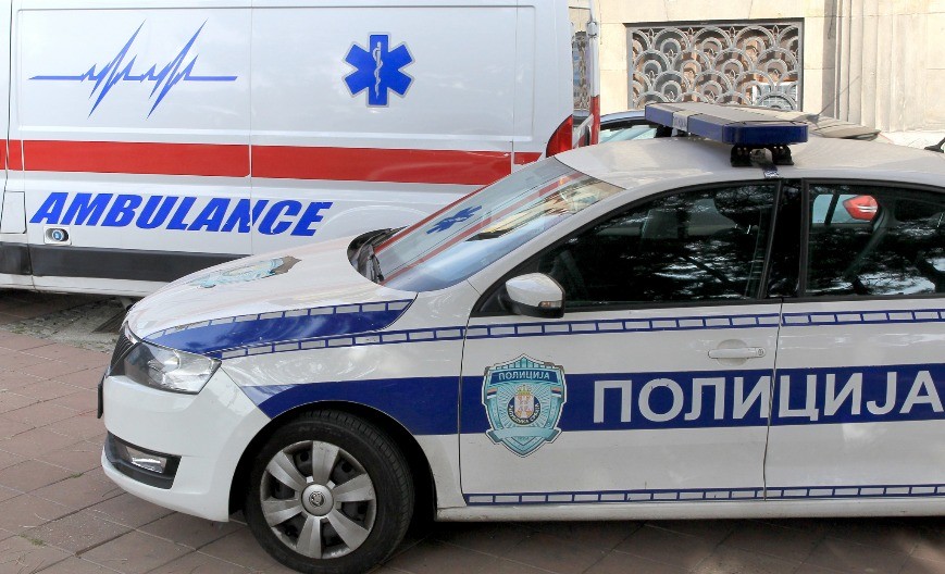  AUTOMOBIL NALETEO NA DETE Devojčica je od siline udara letela nekoliko metara