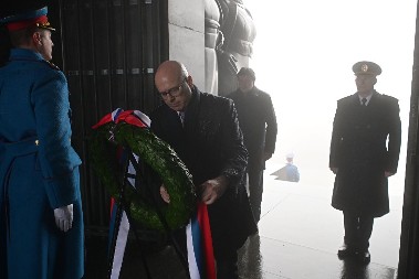 "U IME PREDSEDNIKA..." Vučević položio venac na Spomeniku neznanom junaku na Avali