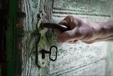 PAR SE VRATIO SA PUTA I UGLEDAO METALNE KOMADIĆE ISPRED ULAZNIH VRATA Jeza im je prošla niz kičmu, a onda je usledio pravi HOROR - ono što su zatekli unutra nateralo ih je da se presele