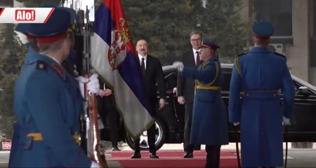 SVEČANI DOČEK ISPRED PALATE SRBIJA Vučić i Alijev će održati važan sastanak