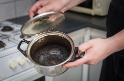 Zagorela šerpa biće kao nova: Trik od 30 dinara čisti crne naslage očas posla!