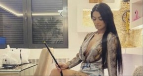 NAKON PRIZNANJA DA SE BAVI PROSTITUCIJOM PONOVO ŠOKIRA! U dubokom dekolteu promoviše ponudu na sajtu za odrasle 