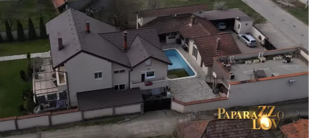 OVO JE LUKSUZNA VILA NAŠEG PEVAČA Porodični dom u rodnom mestu oronuo, a ovde je uložio celo bogatstvo (FOTO)