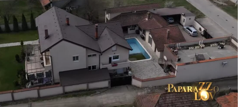 OVO JE LUKSUZNA VILA NAŠEG PEVAČA Porodični dom u rodnom mestu oronuo, a ovde je uložio celo bogatstvo (FOTO)