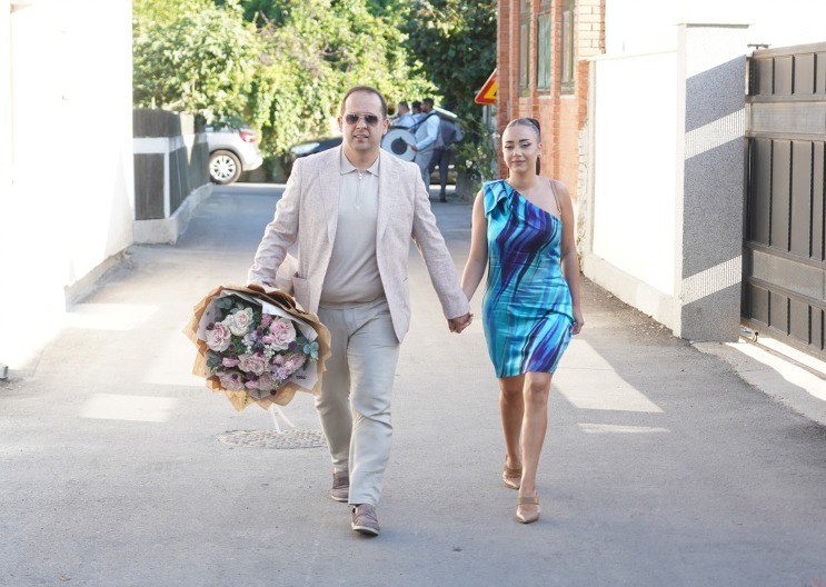 OSTAVIO ŽENU, PA SMUVAO 15 GODINA MLAĐU KOLEGINICU Sada joj postavio uslov: "Treće ne postoji"