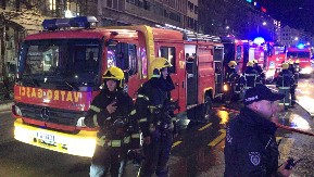 AUTOMOBIL U PLAMENU ISPRED PRODAVNICE U ŽELEZNIKU Vozilo potpuno izgorelo, čeka se dolazak vatrogasaca