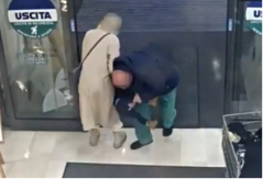 MUŠKARAC PROBAO DA OTME DEVOJČICU MAJCI IZ RUKU Ščepao ju je usred marketa