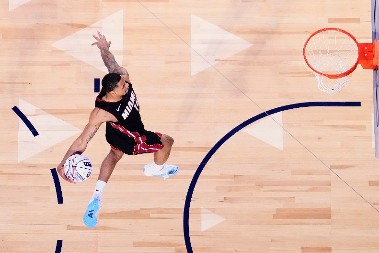 Anonimus osvojio takmičenje u zakucavanjima, videli smo i jedan jeziv pad (VIDEO)