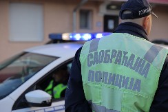 OZBILJAN UDES NA ZVEZDARI Prednji deo luksuznog džipa smrskan nakon sudara sa autobusom