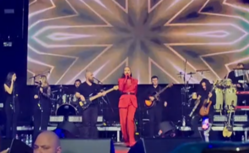 INCIDENT NA KONCERTU ALEKSANDRE PRIJOVIĆ Pevačica doživela peh (VIDEO)