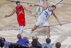 LUDA SCENA NA OL-STARU Jokić umalo da padne na Obamu, sprečen "incident" (VIDEO)