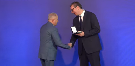 PORED ANE I SNEŽANE, DANAS JE ODLIKOVAN I OVAJ PEVAČ Predsednik Vučić mu uručio orden 