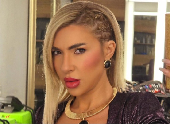 NAPRAVILA HAOS! Jovana Jeremić se uvija u kupaćem kostimu, drži šampanjac i skače po sobi! (VIDEO)