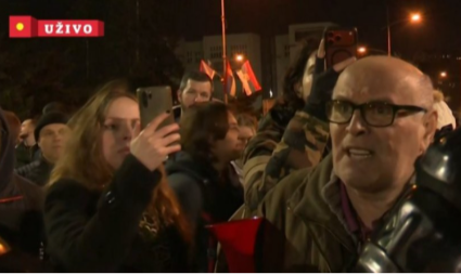 ŠAČICA BLOKADERA DOVEZLA SE AUTOBUSIMA U NOVI SAD Plan im je da unište svečanost posvećenu Matici srpskoj, vređaju i psuju novinare