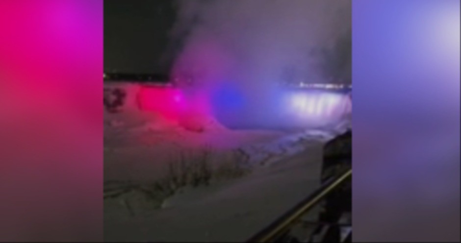 NIJAGARINI VODOPADI U BOJAMA SRPSKE ZASTAVE! Upriličen spektakl za Dan državnosti: Pogledajte kako je to izgledalo!