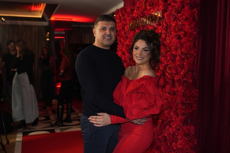 ŠOK NA PROMOCIJI! Evo šta je muž Nadice Ademov uradio pred svima, pevačica nije mogla da veruje!