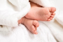 POLIO BEBU VRELOM KAFOM I POBEGAO IZ ZEMLJE! Dečak prošao 8 operacija, napadač nestao bez traga