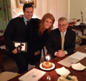 SLAO EPSTINU SLIKU GOLE ŽENE POLIVANE ŠAMPANJCEM: Ovaj biznismen se u dosijeima pominje 7.461 put (FOTO)