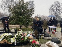 DA LI SE ESTRADA OSRAMOTILA? On jedini pevač koji je došao na pomen Šabanu Šauliću (VIDEO)