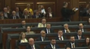 JEDAN SRBIN SA ALBANCIMA SLAVI PROGLAŠENJE "KOSOVA" Pogledajte ovu sramotu, došao na Rašićevo mesto da se klanja Kurtiju!