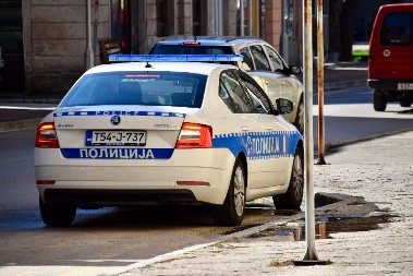 SA SKORO 4 PROMILA TUMARAO PO ULICI I ZAUSTAVLJAO SAOBRAĆAJ Policija uhapsila pijanog pešaka u Banjaluci