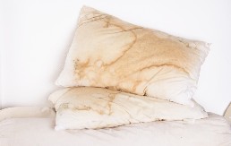 Kako da požuteli jastuci zablistaju? Bakin trik skida fleke i neprijatne mirise očas posla!