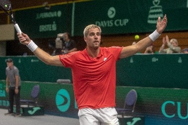HRVAT NAPRAVIO HAOS ZBOG UKRADENOG POENA Psovao sudiju, hteo da ga bije ispred stadiona, nije mogao da se kontroliše