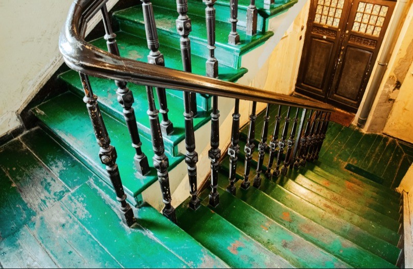 RENOVIRALA KUĆU S KRAJA 19. VEKA, PA DOŽIVELA NEVIĐENI ŠOK Ispod stepeništa je našla nešto staro 120 GODINA