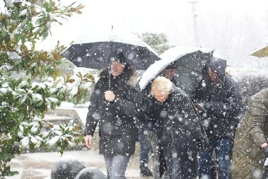 NJEGA NIKO NIJE OČEKIVAO NA ŠABANOVOM GROBU Pevač došao sa Šaulićevim bratom, svi zanemeli kada su ga videli! (VIDEO) 