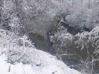 AUTO SA 4 ŽENE SLETEO SA PUTA U REKU: Izvlačili ih meštani i vatrogasci (FOTO)