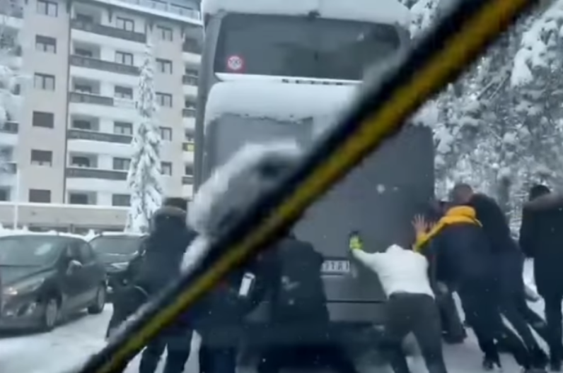 DRAMATIČNE SCENE, SNEG NAPRAVIO HAOS Autobus zaglavljen, stvaraju se kolone