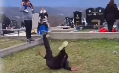 SKANDAL NA ZADUŠNICE Muškarac na groblju napravio totalni haos - vernici se KRSTILI I LEVOM I DESNOM!