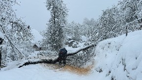 Struja se vraća u sela gde je danas bilo kritično, elektro-monteri satima rade bez prestanka