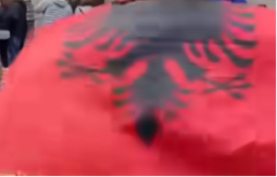 AUTOMOBIL SRPSKIH TABLICA PREKRIVEN ZASTAVOM TZV. OVK Skandalozan prizor u Drenici (VIDEO)