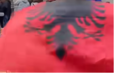 AUTOMOBIL SRPSKIH TABLICA PREKRIVEN ZASTAVOM TZV. OVK Skandalozan prizor u Drenici (VIDEO)