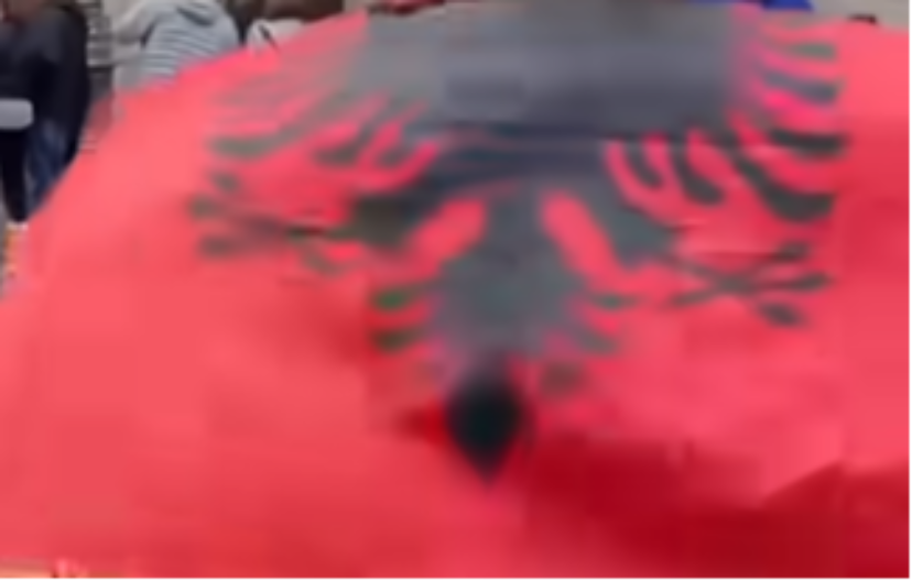 AUTOMOBIL SRPSKIH TABLICA PREKRIVEN ZASTAVOM TZV. OVK Skandalozan prizor u Drenici (VIDEO)