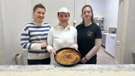 Mira iz Čačka je majstor u razvijanju kora za domaću pitu, tradiciju prenela i na svoje dve kćeri