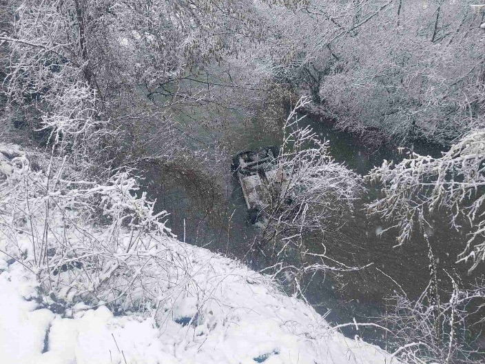 Vozilo u kom su bile četiri žene sletelo u reku, izvlačili ih meštani i vatrogasci-spasioci 