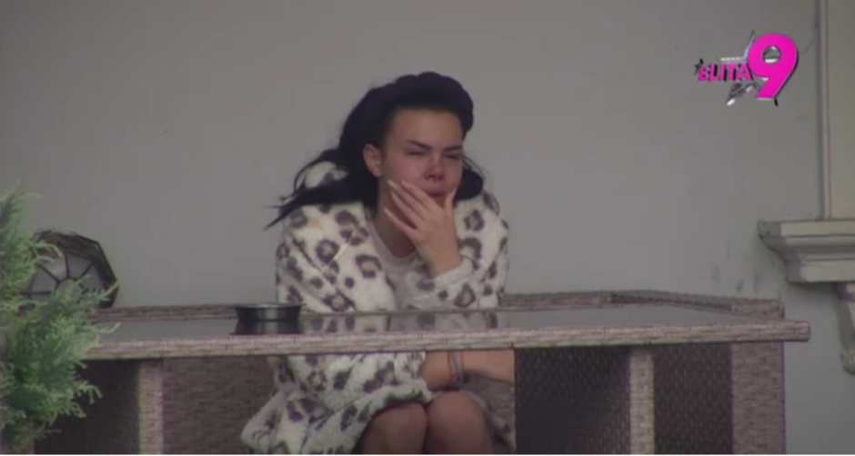 "OVO JE TEŠKA BOLEŠTINA" Anita zgrozila javnost haotičnim ponašanjem, njena podrška hitno reagovala!